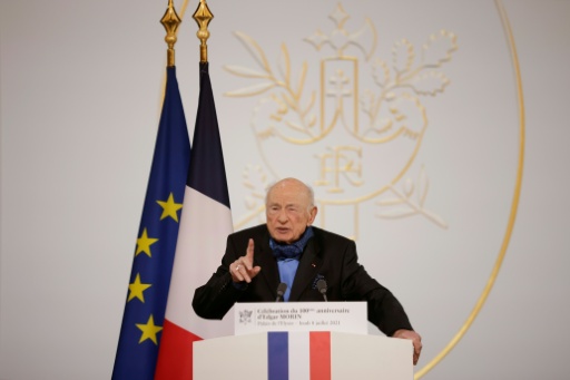 Edgar Morin s’exprimant au pupitre de l’Élysée, index levé