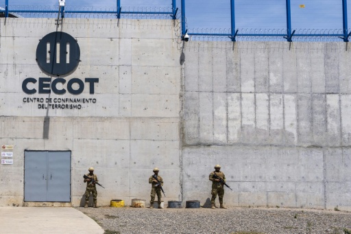 Des soldats montent la garde lors d'une visite de la ministre américaine à la Sécurité intérieure, Kristi Noem, au Centre de détention des terroristes (Cecot) à Tecoluca, au Salvador, le 26 mars 2025