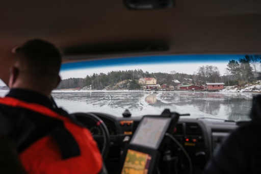 Le capitaine Sampsa Jalo aux commandes de l'aéroglisseur