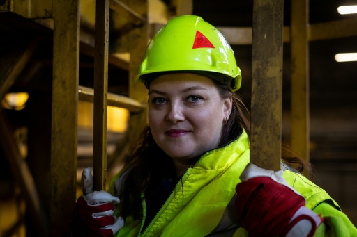 Nadia Bogomal, une grutière de 37 ans, pose une unité de production des chantiers navals de Gdansk, le 6 mars 2026