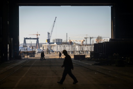 Des employés du chantier naval de Gdansk, le 6 mars 2026
