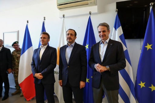 (g-d) Le président français Emmanuel Macron, son homologue chypriote Nikos Christodoulides et le Premier ministre grec Kyriakos Mitsotakis, lors d'une rencontre à Paphos, le 9 mars 2026 à Chypre
