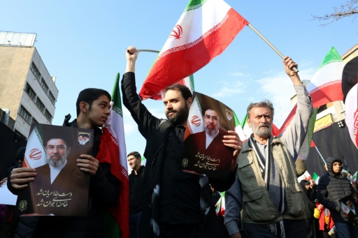 Des manifestants avec des photos du nouveau guide suprême, l'ayatollah Mojtaba Khamenei au centre de Téhéran, en Iran, le 9 mars 2026