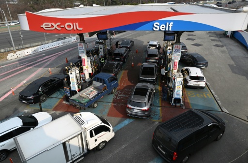 Des automobilistes font la queue pour prendre de l'essence dans une station-service à Séoul, le 9 mars 2026 en Corée du Sud