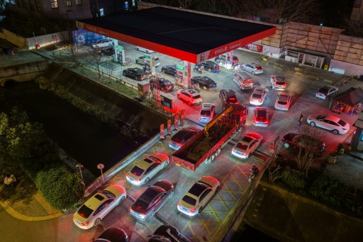 Des automobilistes font la queue pour prendre de l'essence dans une station-service à Nanjing, dans l'est de la Chine, le 9 mars 2026