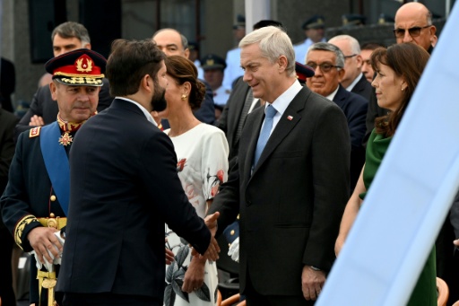 Le président chilien sortant Gabriel Boric (g) et le président élu José Antonio Kast lors d’une cérémonie de passation de commandement de l’armée chilienne à Santiago, le 9 mars 2026