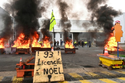 Des feux allumés lors d'une manifestation à l'usine Brandt de Vendôme dans le Loir-et-Cher, le 11 décembre 2025
