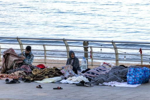 Des habitants déplacés dans un campement le long du front de mer à Beyrouth, le 10 mars 2026 au Liban