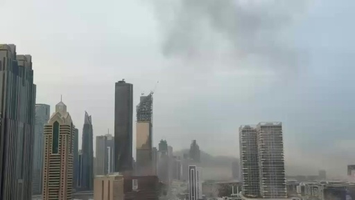 De la fumée s'élève dans le ciel de Dubaï