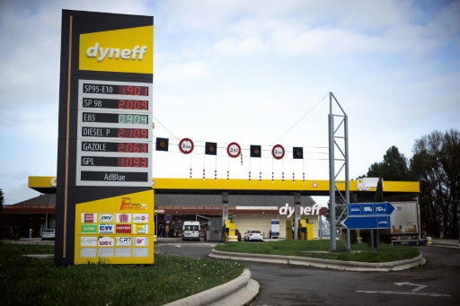 Les prix des carburants dans une station-service à Toulouse, dans le sud-ouest de la France, le 12 mars 2026