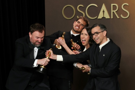 Jack Piatt, Sam Davis, Alexandre Singh et Natalie Musteata avec leurs Oscars le 15 mars 2026 à Hollywood