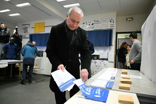 Jean-Luc Moudenc, maire DVD sortant de Toulouse et candidat à sa réélection, arrive pour voter au 1er tour des municipales à Toulouse, le 15 mars 2026