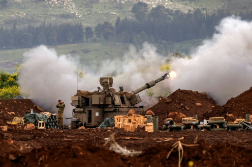 Un obusier israélien fait feu en direction du sud du Liban, le 15 mars 2026 dans le nord d'Israël