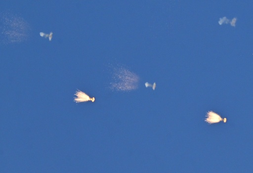 La défense aérienne ukrainienne tire pour intercepter des drones lors d'un barrage de drones et missiles russes visant la capitale, Kiev, le 16 mars 2026