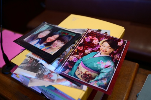 Des photos de la Japonaise Narumi Kurosaki, assassinée en 2016, présentées avant le troisième procès du Chilien Nicolas Zepeda,au tribunal correctionnel de Lyon, le 17 mars 2026