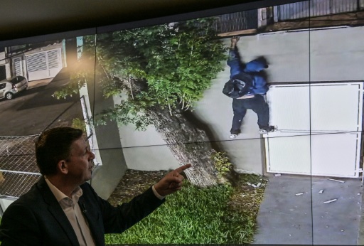 Le secrétaire municipal à la sécurité urbaine de Sao Paulo, Orlando Morando, fait une démonstration du système de surveillance Smart Sampa, le 25 février 2026 à Sao Paulo, au Brésil