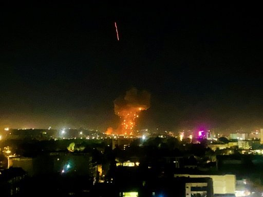 De la fumée et des flammes sur le site de frappes aériennes pakistanaises à Kaboul, le 16 mars 2026 en Afghanistan