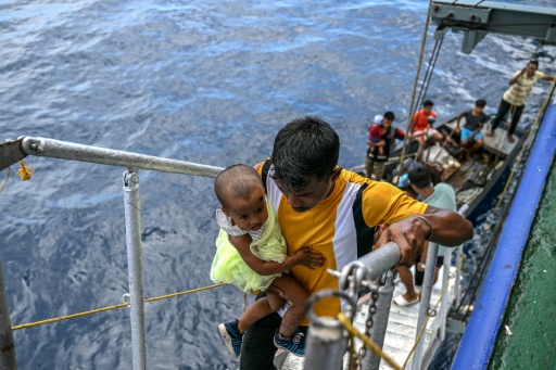 Des passagers montent à bord du ferry Kalighat, l'unique lien entre Chowra et Car Nicobar, deux minuscules morceaux de l'archipel indien des Andaman-et-Nicobar, en plein cœur de l'océan Indien, le 30 mars 2026
