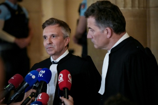 Les avocats de Nicolas Sarkozy, Christophe Ingrain (g) et Sébastien Schapira (d) s'adressent à la presse à leur sortie du palais de justice, après que le parquet a requis une peine de sept ans de prison contre leur client, lors de son procès en appel dans le financement libyen, le 13 mai 2026 à Paris