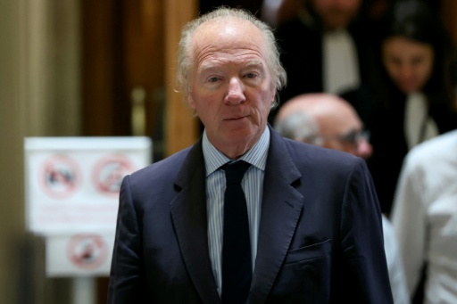 L'ancien ministre de l'Intérieur, Brice Hortefeux, quitte la salle d'audience lors d'une pause dans le procès en appel sur le financement libyen, le 13 mai 2026 à Paris