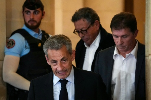 L'ancien président Nicolas Sarkozy quitte la salle d'audience du Palais de Justice après que le parquet a requis une peine de sept ans de prison à son encontre lors de son procès en appel dans le financement libyen, le 13 mai 2026 à Paris