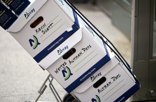 Des cartons de documents juridiques acheminés au palais de justice fédéral d'Oakland pour le procès intenté par Elon Musk contre OpenAI, le 12 mai 2026 en Californie