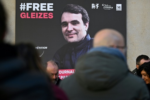 Un portrait du journaliste français Christophe Gleizes, détenu en Algérie, est dévoilé pour réclamer sa libération, à Montpellier, dans le sud de la France, le 29 janvier 2026