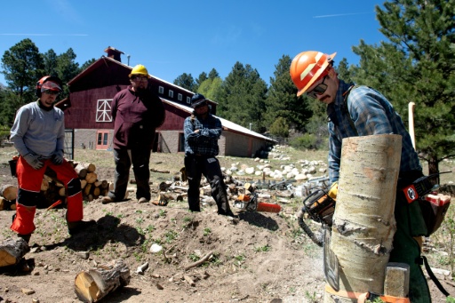 Lors d'un cours sur l'utilisation des tronçonneuses au Colorado Fire camp à Salida, dans l'ouest américain, le 14 mai 2026