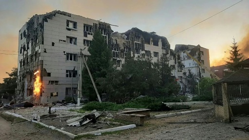 Photo diffusée le 22 mai 2026 par Léonid Passetchnik, le gouverneur nommé par Moscou dans la région ukrainienne de Lougansk sous contrôle russe, montrant des bâtiments endommagés du collège professionnel de Starobilsk, après une attaque de drone