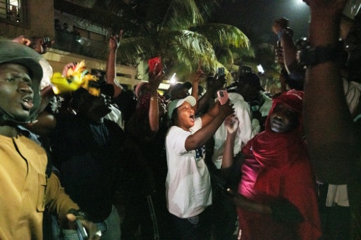 Des partisans d'Ousmane Sonko se rassemblent pour manifester devant son domicile à Dakar le 22 mai 2026, à la suite de sa révocation du poste de Premier ministre du Sénégal.