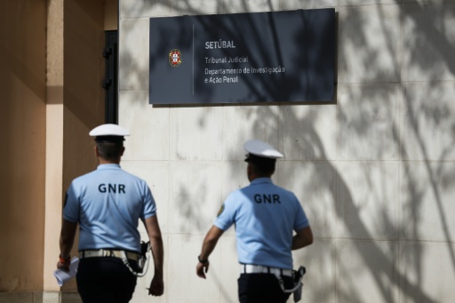 Deux policiers devant l'entrée du tribunal de Setubal, au Portugal, le 22 mai 2026