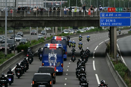 Le bus des joueurs du PSG escorté par des motards de la police sur l'autoroute A1, salué par des supporters depuis un pont