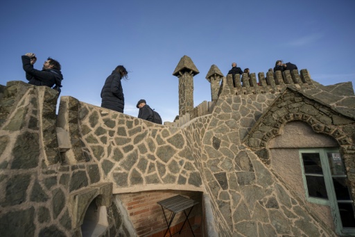 Des visiteurs sur le toit-terrasse de Bellesguard, la Casa Figueras d'Antoni Gaudí à Barcelone