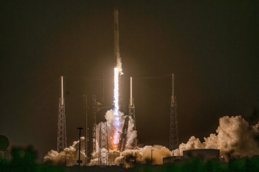 Décollage nocturne d’une fusée Falcon 9 de SpaceX à Cap Canaveral