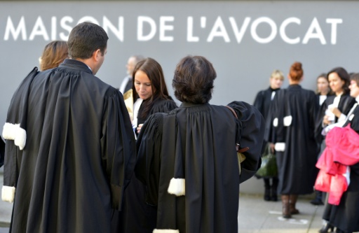 Des avocats en robe noire rassemblés lors d'une manifestation