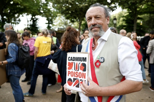 Benoît Biteau tenant une pancarte « Cadmium poison » au milieu de manifestants