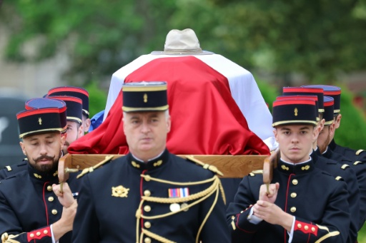 Le cercueil d’Edgar Morin recouvert du drapeau tricolore, son chapeau posé dessus, porté par des gardes républicains
