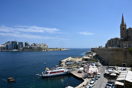 Vue depuis les remparts de La Valette sur la rade et le front de mer urbanisé