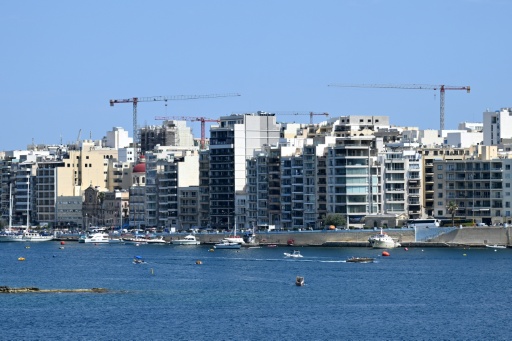 Front de mer maltais couvert d'immeubles résidentiels, plusieurs grues de chantier en arrière-plan