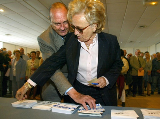 Jacques et Bernadette Chirac prennent des bulletins de vote à Sarran, en Corrèze