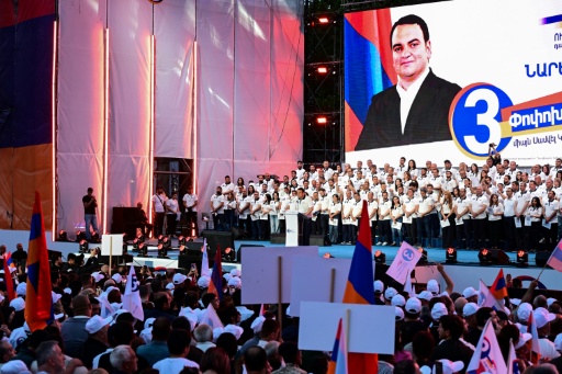 Foule de partisans de Samvel Karapetian lors d'un meeting de campagne à Erevan, drapeaux arméniens et écran géant à son effigie