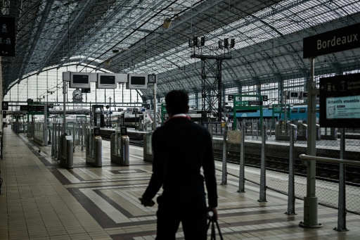 Les quais presque déserts sous la verrière de la gare de Bordeaux Saint-Jean pendant la grève nationale des cheminots