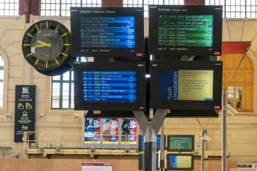 Batterie d'écrans d'affichage des départs et arrivées en gare de Marseille pendant la grève des cheminots