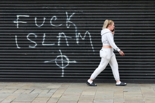 Un graffiti islamophobe sur le rideau métallique d'un commerce de Belfast