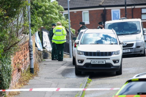 Des policiers et des secouristes sur les lieux de l'agression au couteau, avenue Kinnaird, à Belfast