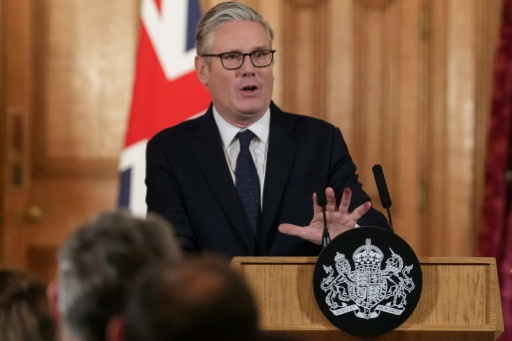 Keir Starmer devant un pupitre lors d'une conférence de presse à Londres