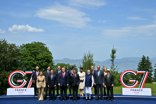Photo de famille des dirigeants du G7 et des pays invités devant le lac Léman, au sommet d'Évian
