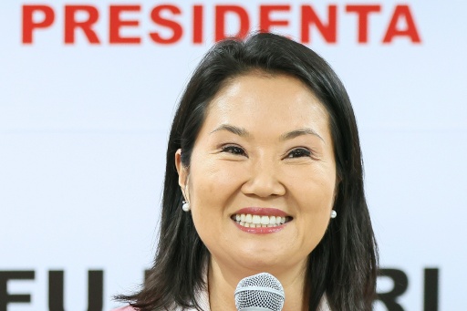 Keiko Fujimori souriante au micro devant un panneau Presidenta, après sa victoire