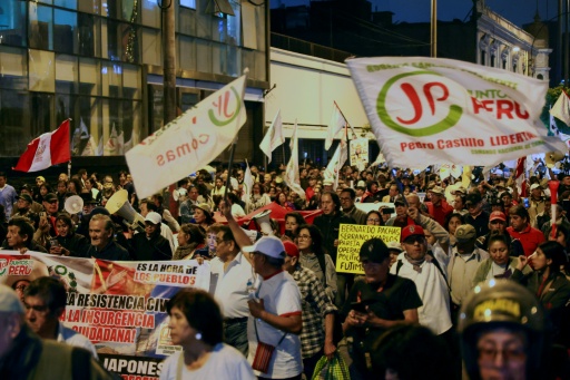 Manifestation nocturne de partisans de Roberto Sanchez à Lima, drapeaux de Juntos por el Pérou