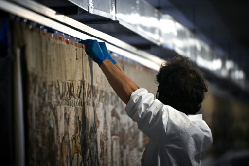 Un employé emballe la tapisserie de Bayeux en vue de son transfert, au musée de Bayeux
